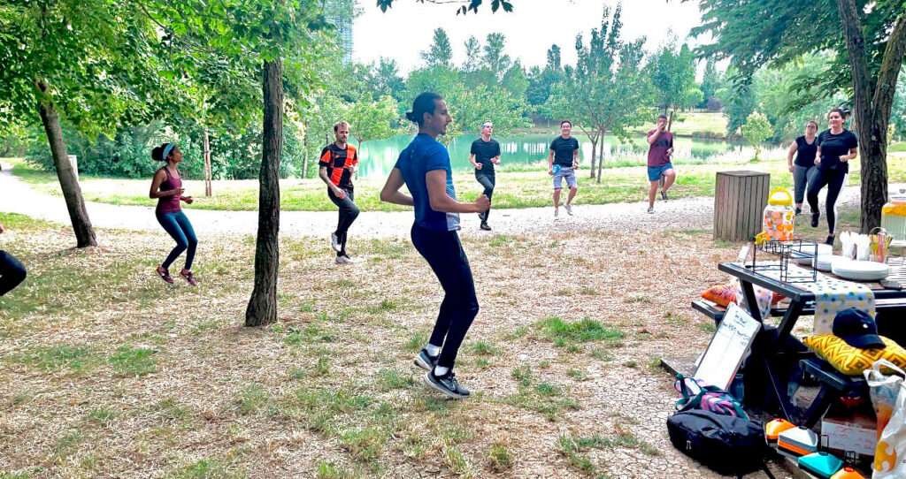 Mettre en place des séances de sport en entreprise améliore la santé et la productivité des employés tout en réduisant le stress. Cette initiative renforce la cohésion d’équipe et valorise l’image de marque de l’entreprise, attirant ainsi les meilleurs talents.