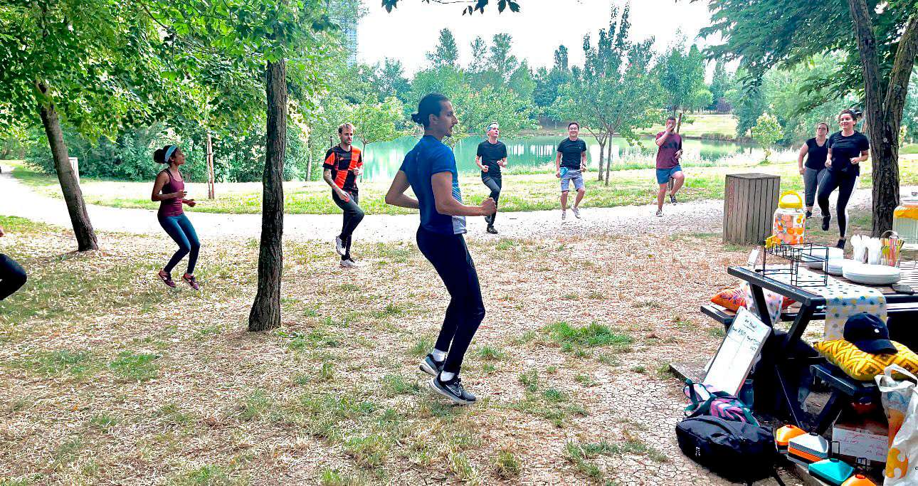 Mettre en place des séances de sport en entreprise améliore la santé et la productivité des employés tout en réduisant le stress. Cette initiative renforce la cohésion d’équipe et valorise l’image de marque de l’entreprise, attirant ainsi les meilleurs talents.