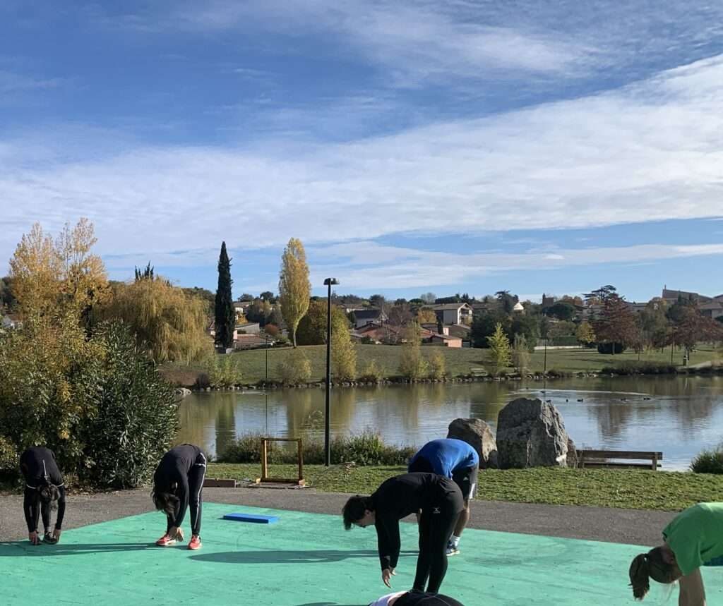 Employés participant à une séance de sport en entreprise à Toulouse, favorisant la santé et la cohésion d'équipe.