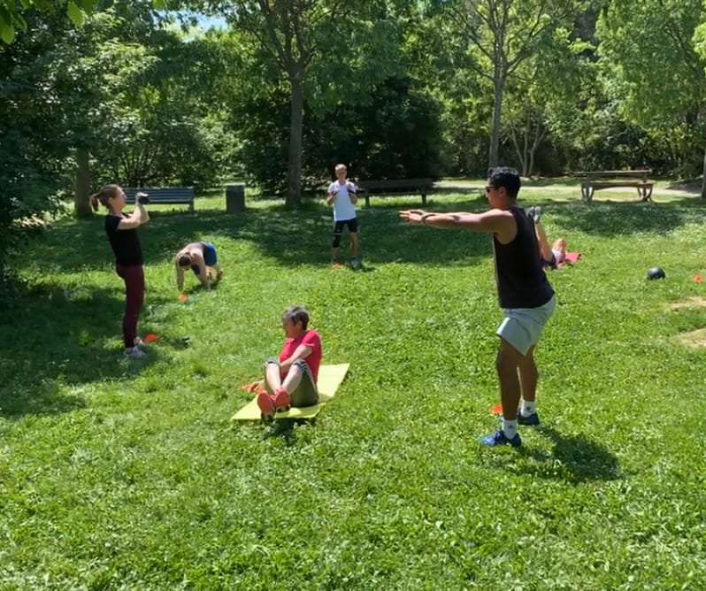 Collaborateurs à Toulouse pratiquant des activités sportives en entreprise pour améliorer la gestion des changements organisationnels.