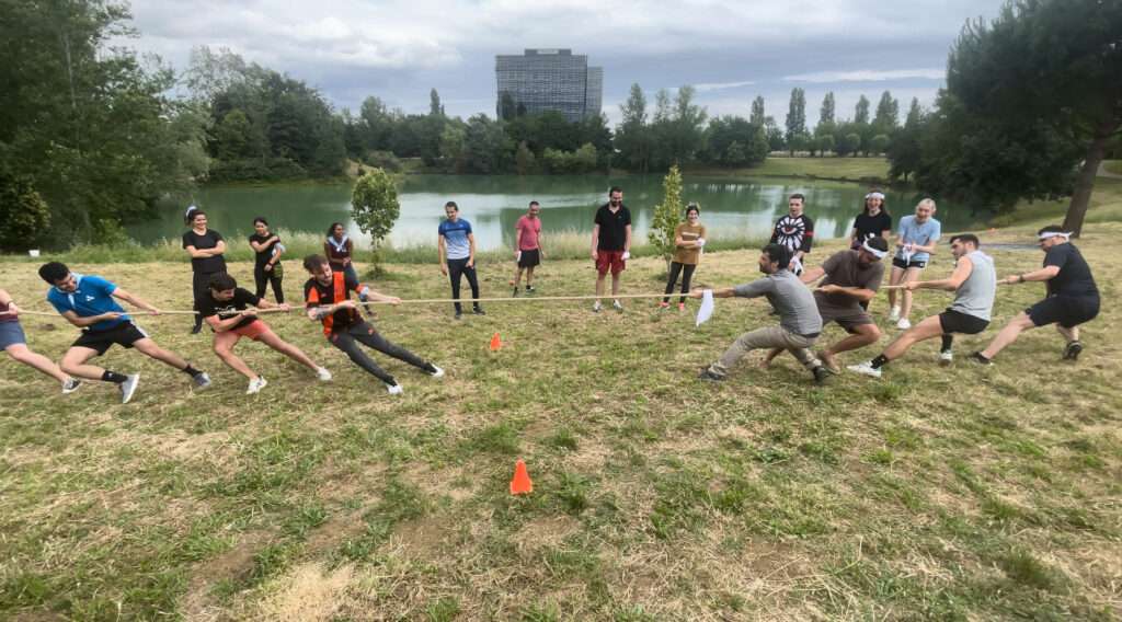 Collègue toulousains en pleine séance de sport en entreprise renforçant la cohésion et l'inclusion.