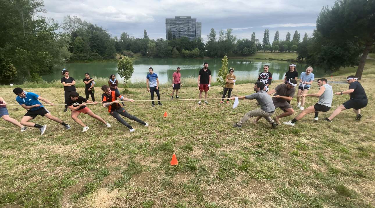 Collègue toulousains en pleine séance de sport en entreprise renforçant la cohésion et l'inclusion.
