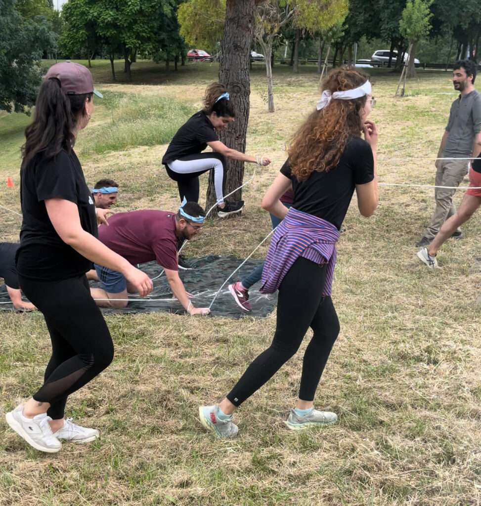 Employés faisant du sport en entreprise à Toulouse partageant une activité sportive collective