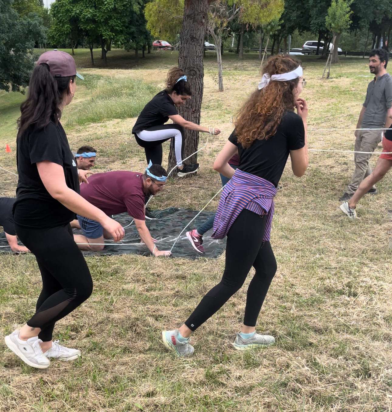 Employés faisant du sport en entreprise à Toulouse partageant une activité sportive collective