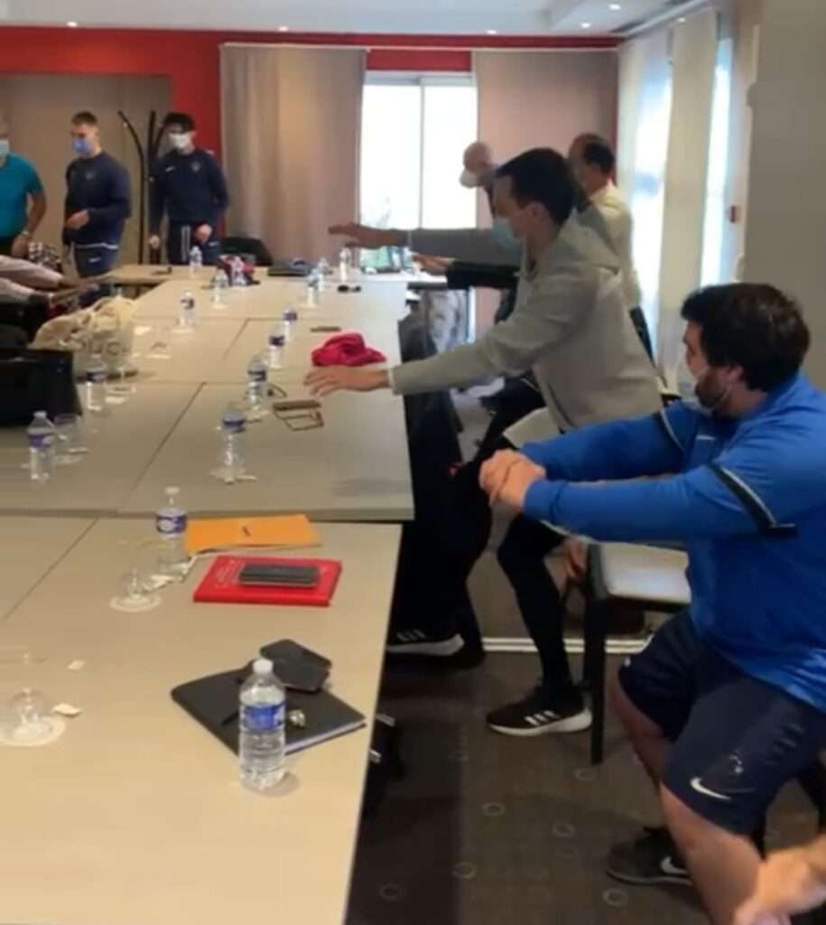 Collaborateurs à Toulouse participant à un cours de sport en entreprise pour lutter contre le présentéisme.
