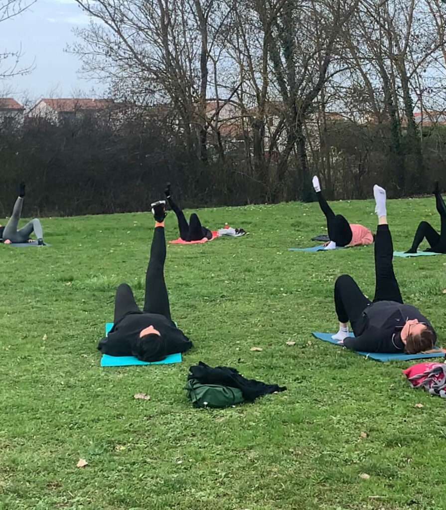 Salariés à Toulouse pratiquant le sport en entreprise pour améliorer le bien-être et cohésion.