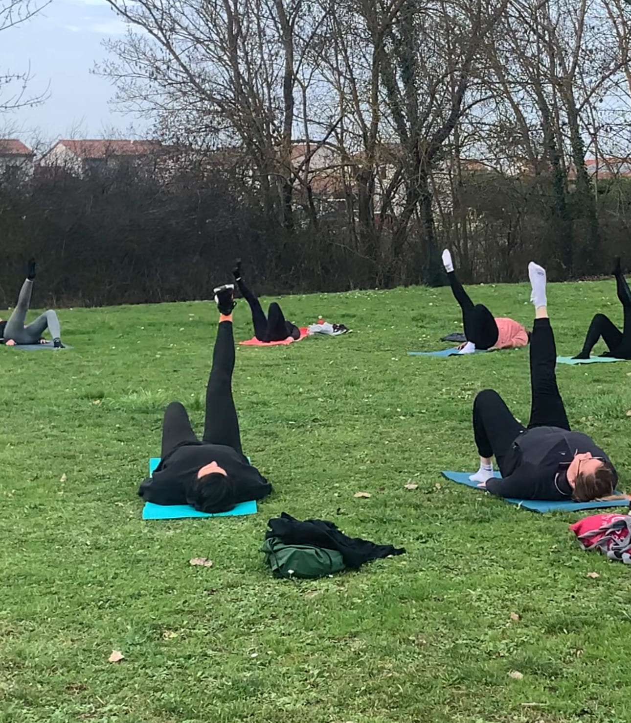 Salariés à Toulouse pratiquant le sport en entreprise pour améliorer le bien-être et cohésion.