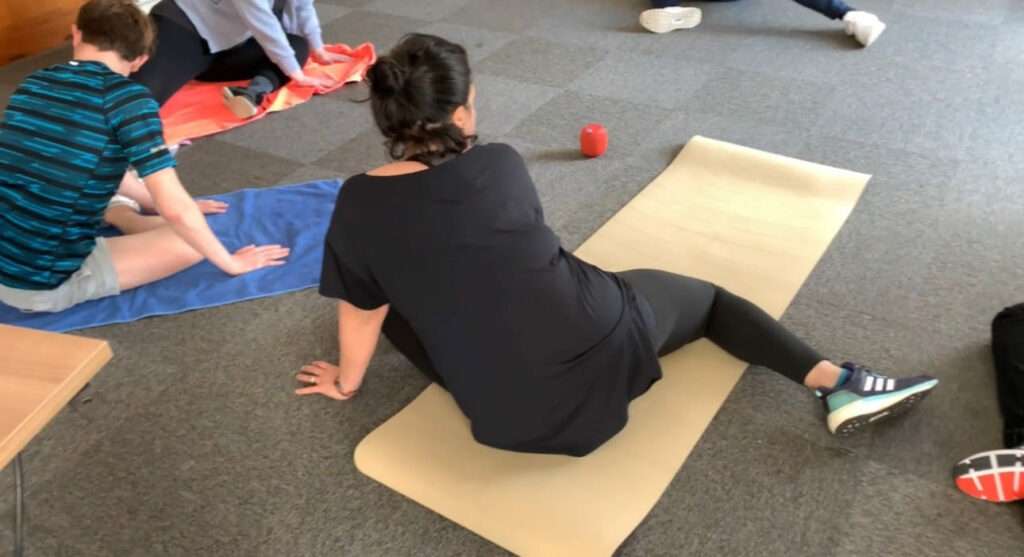 Salariés participant à des cours de sport en entreprise à Toulouse pour améliorer leur posture.