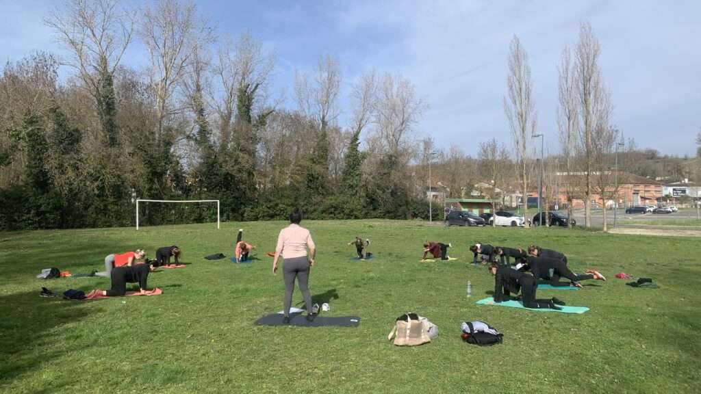 Salariés participant à une séance de Pilates en entreprise à Toulouse pour prévenir les douleurs chroniques.