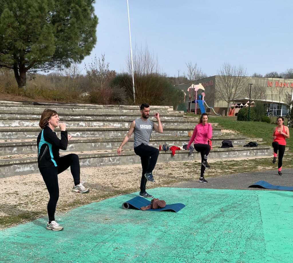Salariés pratiquant des exercices de renforcement musculaire en entreprise à Toulouse pour améliorer leur posture.