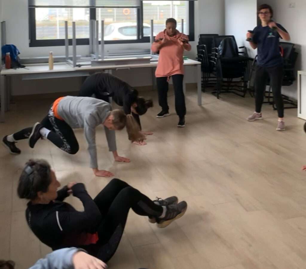 Salariés participant à des séances de circuit training en entreprise à Toulouse pour optimiser le bien-être au travail.
